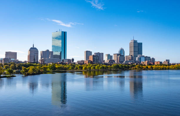 vista do beacon hill e back bay boston skyline e charles river, massachusetts, eua - boston skyline day back bay - fotografias e filmes do acervo