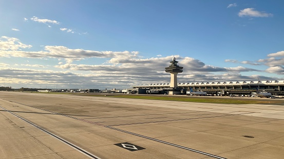 Washington Dulles airport aan het eind van de dag met een mooie zonsondergang. Vliegtuigen staan geparkeerd aan de terminal