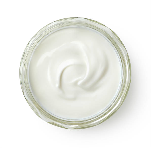 glas mit frischem griechischem joghurt isoliert auf weißem hintergrund - yogurt jar cream milk stock-fotos und bilder