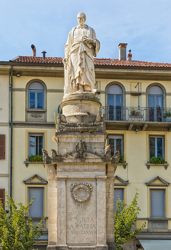 Monumento a Alessandro Volta en Como, Italia photo