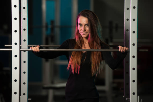 hermosa mujer en el gimnasio con aspecto sexy - body building dress women female fotografías e imágenes de stock