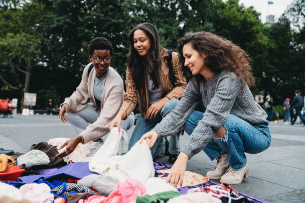 trois amis font leurs courses dans un marché aux puces local à new york - teenager retail shopping consumerism photos et images de collection