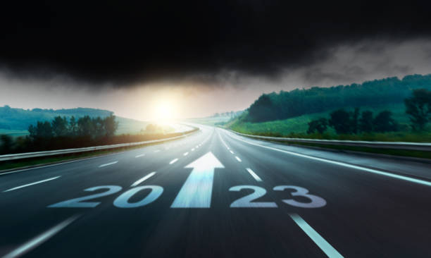 嵐の雲を背景にした高速道路の新年番号2023と矢印のサイン - directional sign road sign blank arrow sign ストックフォトと画像