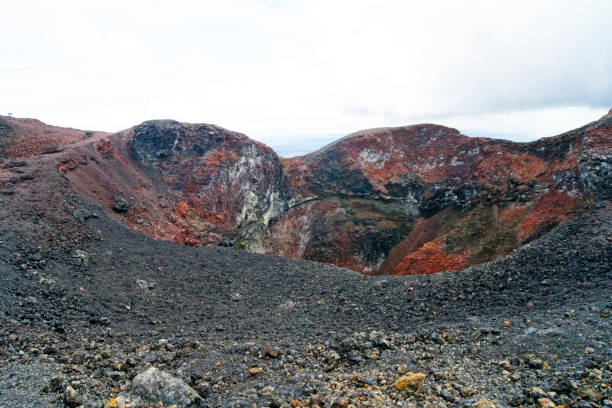 cono del vulcano chico sull'isola isabela dell'arcipelago delle galapagos - ecuador 1 - crateri foto e immagini stock