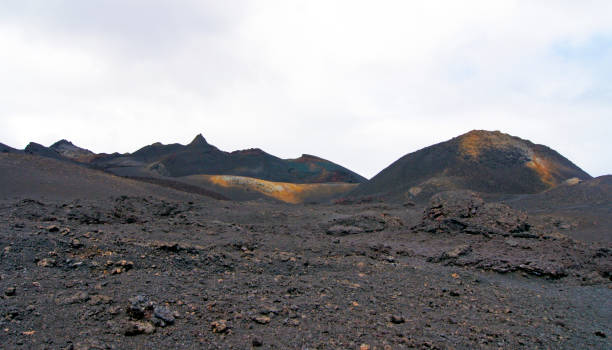 갈라파고스 군도의 이사벨라 섬에 있는 치코 화산의 달풍경 - 에콰도르 - pinnacle rock 뉴스 사진 이미지