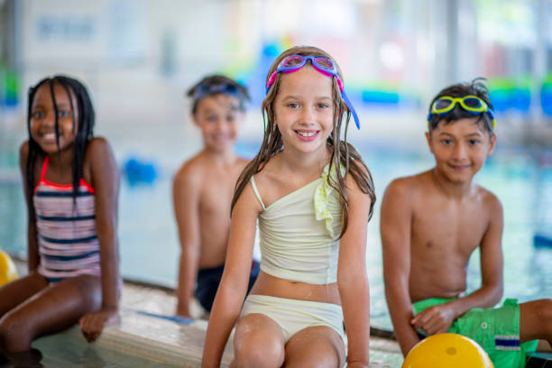 enfants en cours de natation - descriptive color elementary student water blue photos et images de collection