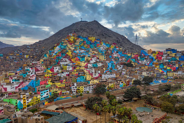 shanty-stadt in lima, peru. die einst grauen häuser des verarmten viertels der peruanischen hauptstadt lima erstrahlen in allen farben. die kampagne zielt darauf ab, touristen anzuziehen und das leben der bewohner zu verbessern. - peru stock-fotos und bilder