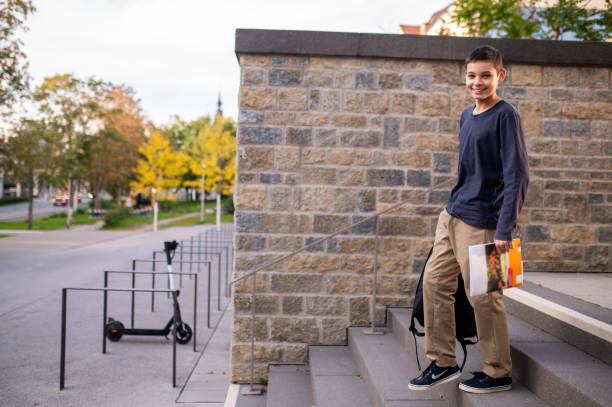 menino adolescente sorridente descendo os degraus - staircase steps moving down student - fotografias e filmes do acervo