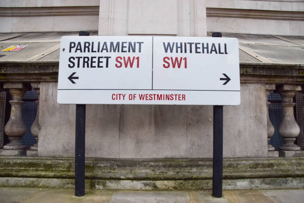 parliament street et panneau whitehall, westminster, londres, royaume-uni - whitehall street downing street city of westminster uk photos et images de collection