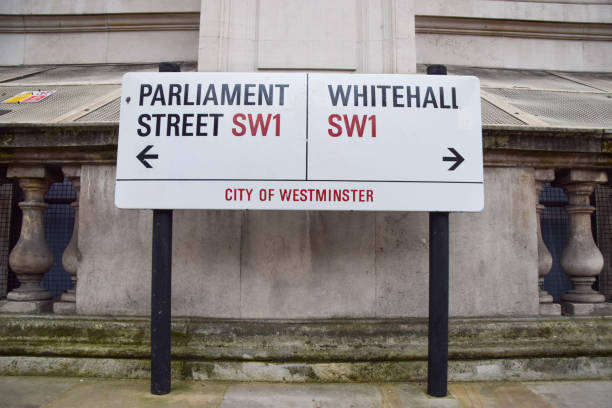 segno di parliament street e whitehall, westminster, londra, regno unito - government dpeartment foto e immagini stock