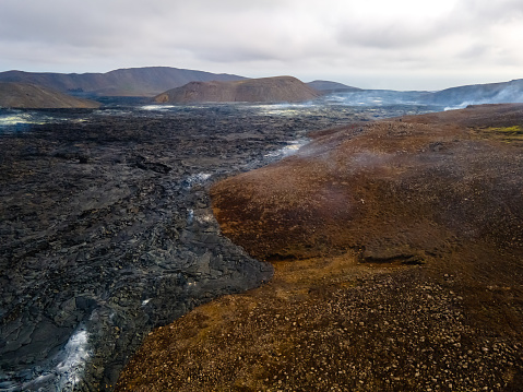 Impresionante vista de la explosión de lava roja desde el volcán activo en Islandia photo