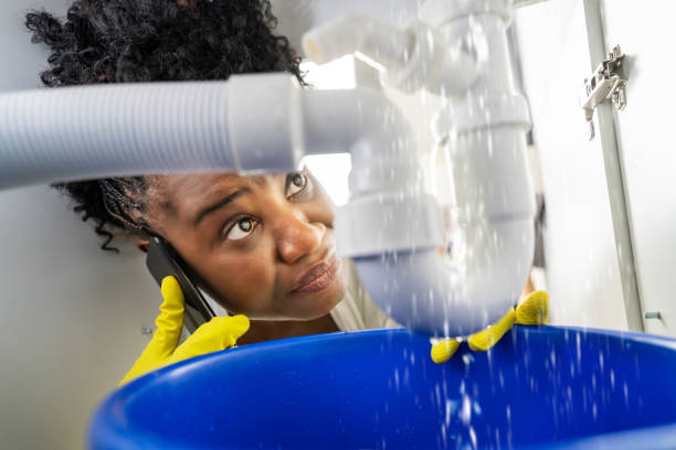 leaky sink pipe leaking - plumber imagens e fotografias de stock