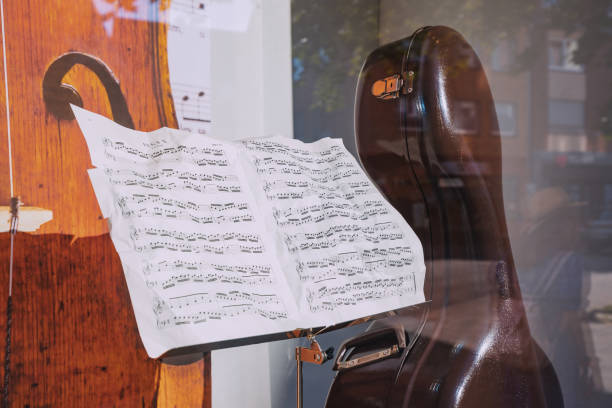 arkusze nut fuga na instrument wiolonczelowy w oknie prezentacyjnym sklepu muzycznego - imię zwierzęcia zdjęcia i obrazy z banku zdjęć