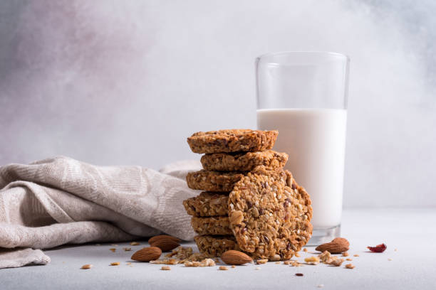 그래놀라 에너지 비스킷 또는 우유 한 잔이 든 쿠키 - granola cereal breakfast stack 뉴스 사진 이미지