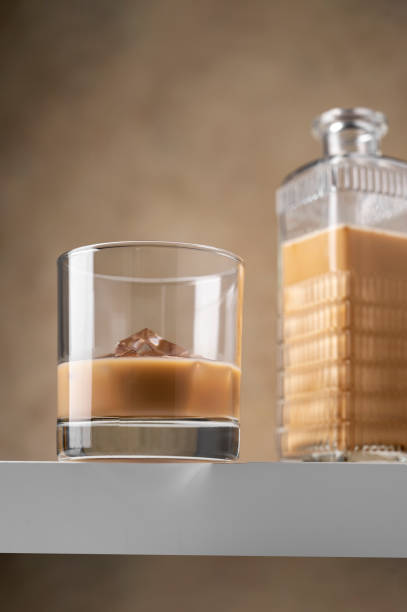bebida alcohólica irlandesa de licor de crema en vaso con cubitos de hielo. parte de la bebida - liqueur glass fotografías e imágenes de stock