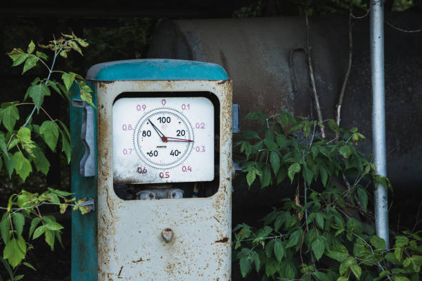 alte rostige verlassene tankstelle mit gras und bäumen bewachsen - old station natural gas russia stock-fotos und bilder