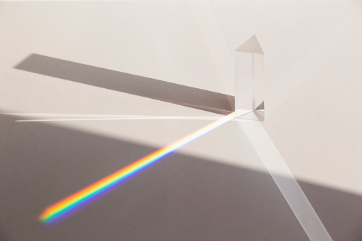 Prisma de vidrio bajo la luz solar photo