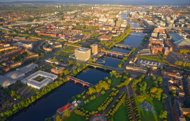 vista aérea del río clyde y la ciudad de glasgow durante la tormenta que se aproxima - glasgow clyde river river city fotografías e imágenes de stock