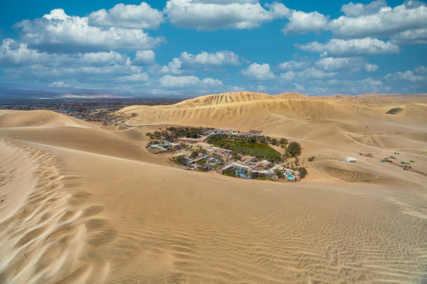 szeroki kąt widzenia pustynnej oazy huacachina w peru. - beach buggy zdjęcia i obrazy z banku zdjęć