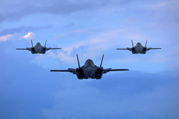 myśliwce f-35 latające nad chmurami - fighter plane military airplane air force military zdjęcia i obrazy z banku zdjęć
