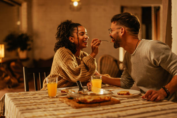 happy couple dîner romantique à la maison. - activité romantique photos et images de collection