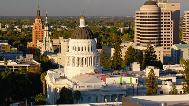 drone shot do capitólio do estado da califórnia - building exterior sacramento county california state capitol building - fotografias e filmes do acervo