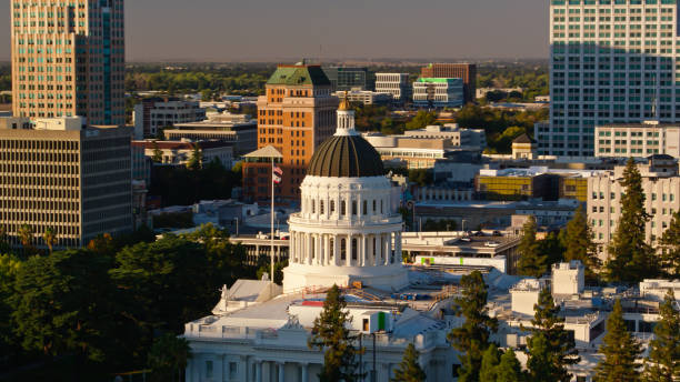 edifício do capitólio do estado da califórnia ao pôr do sol - aéreo - building exterior sacramento county california state capitol building - fotografias e filmes do acervo