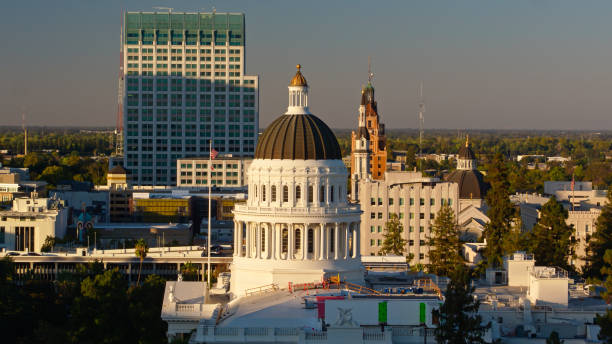 vista aérea do capitólio do estado da califórnia - building exterior sacramento county california state capitol building - fotografias e filmes do acervo