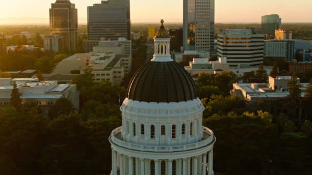 capitole de l’état de californie à sacramento au coucher du soleil - aérien - sacramento county flash photos et images de collection