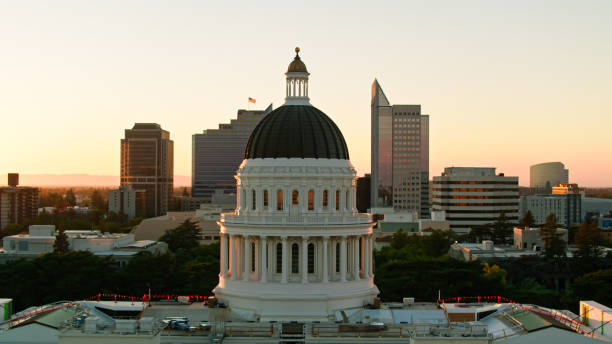 prise de vue par drone du capitole de l’état de californie et des toits du centre-ville de sacramento - sacramento county flash photos et images de collection