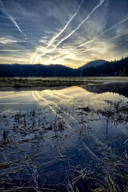 Wschód słońca nad spokojną rzeką St. Joe w Idaho. – zdjęcie