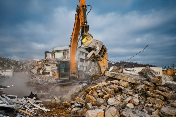 istock Excavator with hydraulic press breaks concrete leftovers 1435119536
