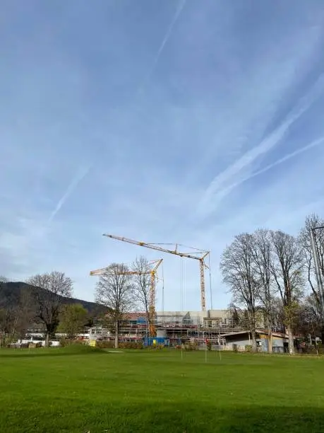 2 Baukräne auf der Baustelle zum Schulneubau i. Bad Wiessee, Oberbayern