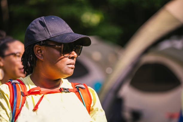 donne nere che indossano occhiali da sole che sembrano pensose - lookout mountaint foto e immagini stock
