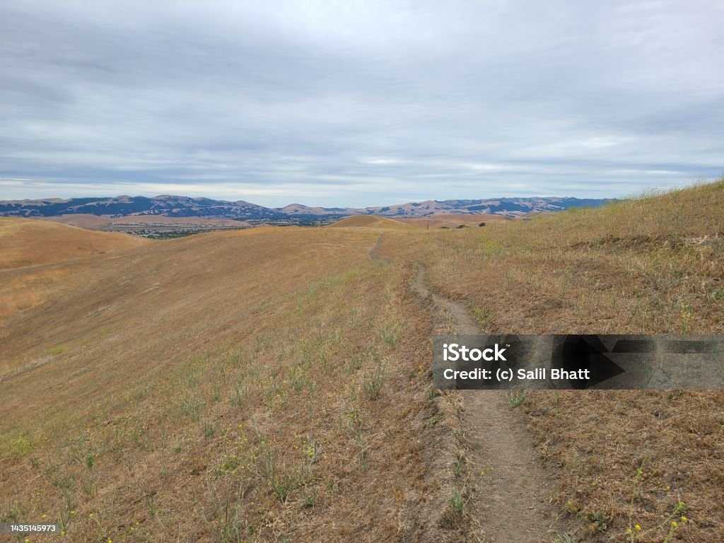 カリフォルニア州サンラモンバレーを見下ろすタサハラリッジのハイキングコース アメリカ合衆国のストックフォトや画像を多数ご用意 アメリカ