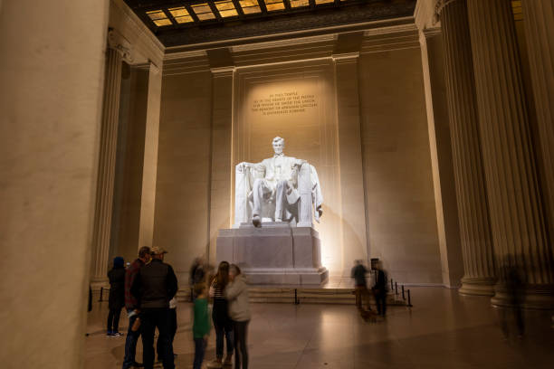 touristen besuchen lincoln memorial dc - nacht - bewegungsunschärfe - lincoln memorial washington dc people abraham lincoln stock-fotos und bilder