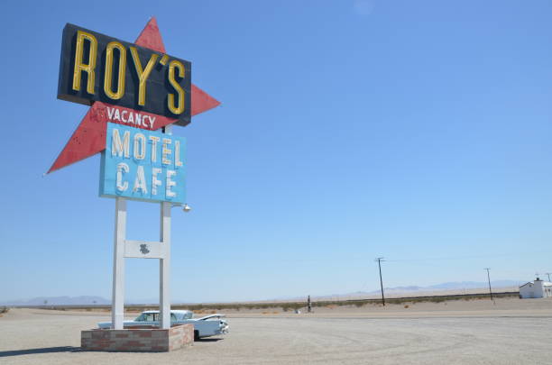 roy's motel sign route 66 - sign old fashioned motel sign retro revival imagens e fotografias de stock