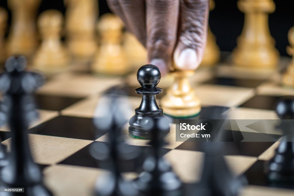 Primeiros Movimentos De Peões No Tabuleiro De Xadrez Foto de Stock - Imagem  de diferente, jogador: 214683380