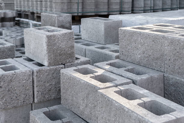palette von betonschlackenblöcken, grau uniformierter ziegel formen baumaterial. neu für den einsatz auf baustellen in europa - concrete block stock-fotos und bilder