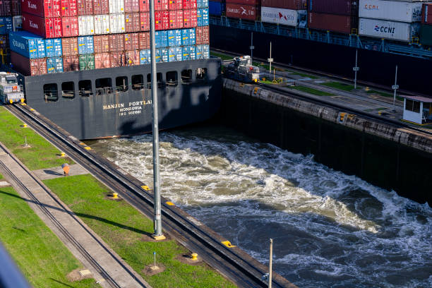 śluzy na kanale panamskim - panama canal panama canal lock panama city zdjęcia i obrazy z banku zdjęć