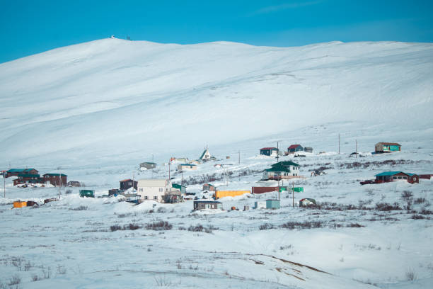 case di piccolo villaggio a nome, alaska - north slope foto e immagini stock