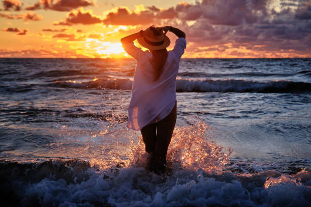 frau am meer - women sarong beach white stock-fotos und bilder