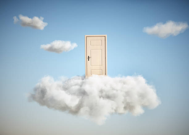 puerta cerrada en el cielo con nubes blancas. - opportunity door new cloud fotografías e imágenes de stock