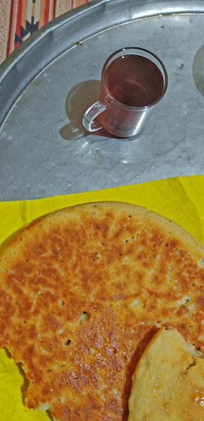 A glass dish with southern cornbread and sweet southern tea on a wooden table