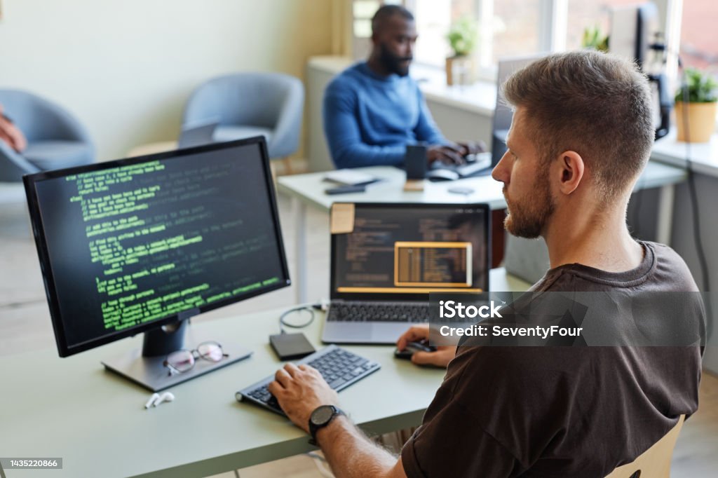 Programador E Studio Foto de Código De Escrita Do Programador De Computador No Escritório e ...