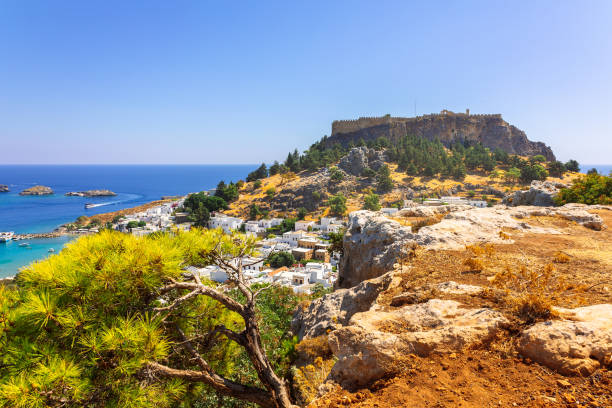 panoramiczny widok na kolorowy port w wiosce lindos i akropol na rodos. widok z lotu ptaka na piękny krajobraz, starożytne ruiny, morze z żaglówkami i linię brzegową wyspy rodos na morzu egejskim - stadion paul brown zdjęcia i obrazy z banku zdjęć