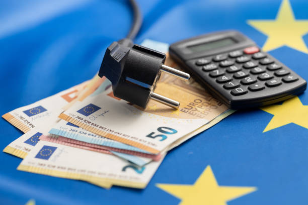 steckdose und euro-geld auf der flagge der europäischen union. - currency euro symbol european union currency calculator stock-fotos und bilder
