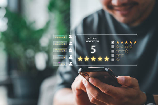 Customer review satisfaction feedback survey concept, User give rating to service experience on online application, Customer can evaluate quality of service leading to reputation ranking of business. concepto de encuesta de retroalimentación de satisfacción de la revisión del cliente, el usuario califica la experiencia del servicio en la aplicación en línea, el cliente puede evaluar la calidad del servicio que conduce a la clasificación de la rep