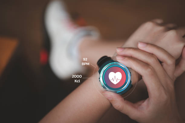 chiudi l'orologio intelligente con l'icona dell'app per la salute sullo schermo, la frequenza cardiaca, il concetto di assistenza sanitaria. - pulse clock foto e immagini stock