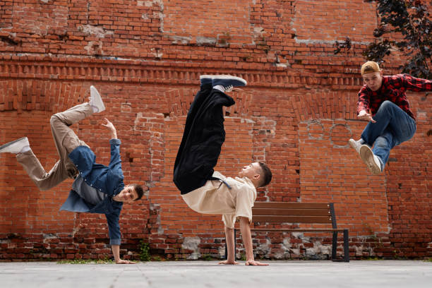 acrobazie di breakdance in aria - dancing dancer hip hop jumping foto e immagini stock